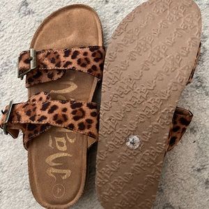 Size 4 in kids. Fits a size 6 in women. Never worn.